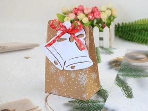 Sacchetto regalo di Natale in carta kraft con fiocchi di neve e fiocco rosso
