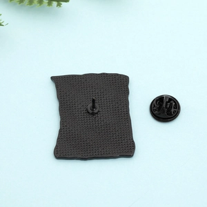 Broche musicale en émail noir avec texture antidérapante et fermeture papillon