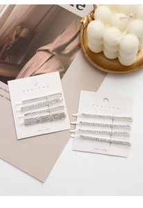 Gros plan de barrettes à cheveux en strass étincelants sur fond de magazine de mode