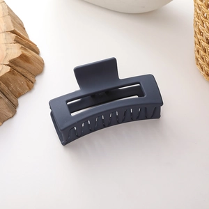 Detail of the matte navy blue rectangular hair claw clip with a strong multi-tooth grip