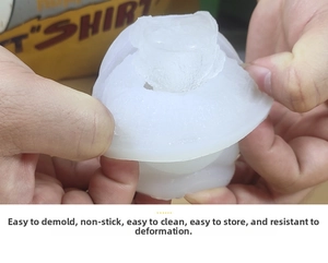 Detalle del proceso de desmoldado fácil de un molde de silicona blanca flexible de oso