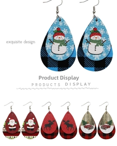 Détail de boucles d'oreilles de Noël en cuir avec motifs de bonhomme de neige et Père Noël