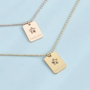 Colliers avec pendentif carré Lucky Star en or et or rose sur une chaîne à billes