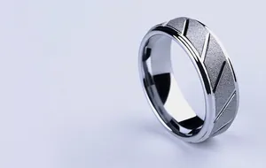 Macro view of matte 316L stainless steel ring with diagonal grooves and polished edges
