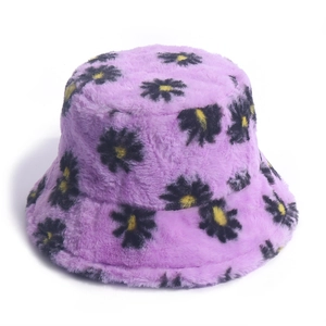 Cappello bucket in peluche viola con motivi floreali a margherite per calore e stile