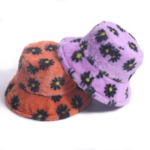 Cappelli a secchiello in peluche con stampa margherita viola e arancione per l'inverno