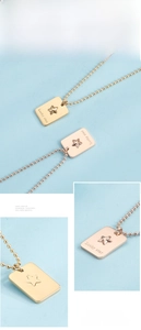 Détail macro du collier pendentif carré Lucky Star avec finitions or et or rose
