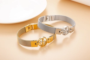 Détail des bracelets en maille milanaise avec motif ancre et accents en strass