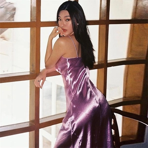 Robe longue élégante en satin de soie violette avec fines bretelles et coupe slim