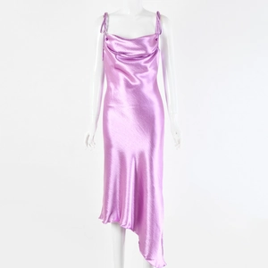 Détail de la robe en satin rose avec tissu brillant et coupe d'ourlet asymétrique