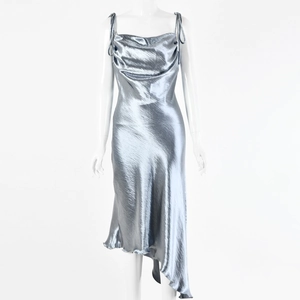 Détail de la robe en satin bleu montrant le col bénitier et le drapé du tissu