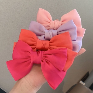 Set di quattro fermagli per capelli in raso per bambine in rosa, viola, rosso e arancio