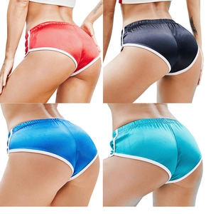 Vista posteriore di pantaloncini sportivi in raso lucido rosso, nero, blu e verde acqua