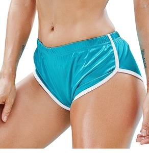 Dettaglio di pantaloncini da yoga blu lucidi con bordi bianchi e fascia elastica in vita