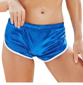 Dettaglio di pantaloncini sportivi blu con bordo bianco e vita elastica per fitness