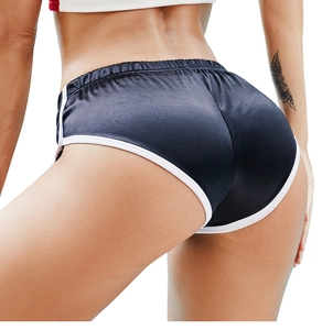 Dettaglio posteriore degli shorts da yoga blu scuro con bordi bianchi e vita elasticizzata