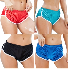 Dettaglio di pantaloncini sportivi lucidi in rosso, blu e nero con bordo bianco a contrasto