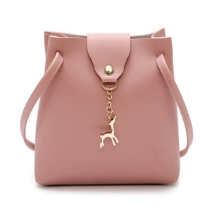 Borsa a secchiello rosa in pelle PU con ciondolo a forma di cervo dorato e tracolla