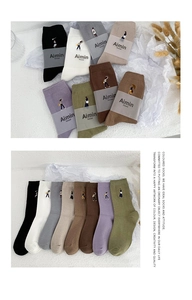 Detailansicht bunter Baumwollsocken mit niedlicher Stickerei im japanischen Kawaii-Stil