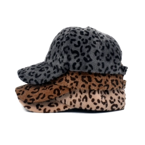 Tre cappellini leopardati in peluche in tonalità grigio, marrone e beige per l'inverno