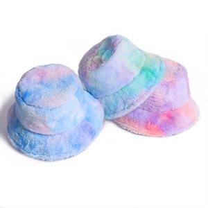 Detailansicht von drei Regenbogen-Plüsch-Fischerhüten mit weicher Textur für den Winter