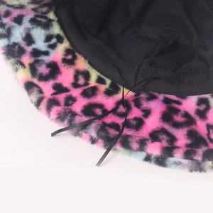 Cappello a secchiello in peluche leopardato colorato con calda pelliccia ecologica