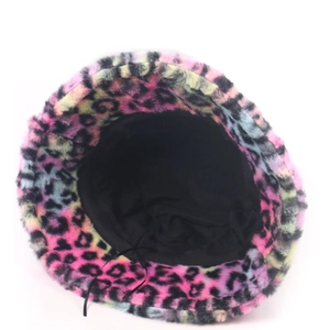 Cappello da pescatore colorato in ecopelliccia leopardata con fodera nera e tessuto morbido