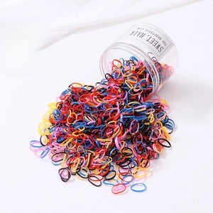 Détail de 800 élastiques à cheveux colorés sortant d'un bocal de rangement transparent