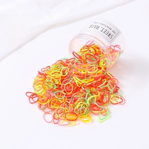 Détail de 800 mini élastiques colorés en pot pour coiffures d'enfants en TPU épais