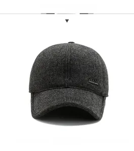 Dettaglio cappellino baseball grigio scuro in misto lana con trama twill e logo JEANS