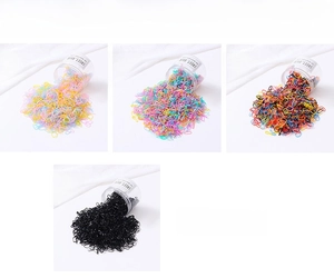 Détail de 2500 élastiques à cheveux jetables en quatre couleurs dans des pots clairs