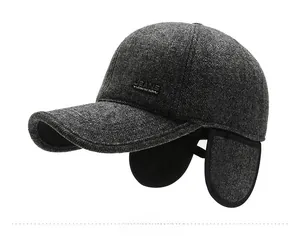Dettaglio cappello invernale con paraorecchie e trama in lana per uomini anziani