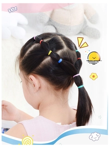 Détail d'élastiques à cheveux colorés utilisés dans la coiffure tressée d'une fille
