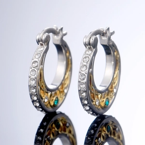 Pendientes de aro bicolores de estilo étnico con cristales blancos y piedras verdes