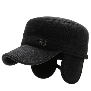 Cappello invernale grigio scuro per uomo con paraorecchie e logo M in metallo