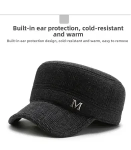 Dettaglio macro del cappello militare invernale con paraorecchie e logo M in metallo