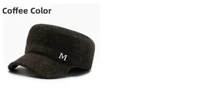 Dettaglio del cappello invernale marrone a scacchi con logo M metallico laterale