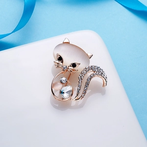 Broche chat en opale et strass finition or rose sur un élégant fond bleu clair