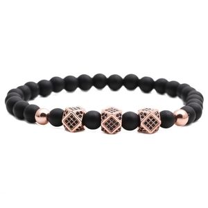 Handgefertigtes 6mm matt schwarzes Steinperlenarmband mit roségoldenen Kronenanhängern