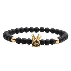 Perlenarmband-Set mit 6 mm matt-schwarzen Steinperlen und einem goldenen Kronen-Anhänger