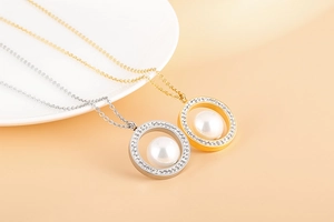 Détail de colliers en or et argent avec des strass étincelants et des perles blanches