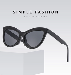 Detailansicht der minimalistischen schwarzen Cat-Eye Sonnenbrille auf weißem Sockel