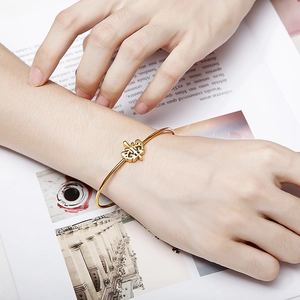 Bracelet jonc doré élégant avec symbole chinois Shou ajouré sur un mannequin