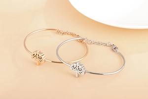 Détail des joncs arbre de vie en or rose et argent avec fermoir mousqueton ajustable