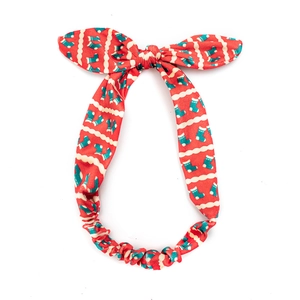 Bandeau de Noël rouge en velours avec motifs de chaussettes festives sur fond blanc