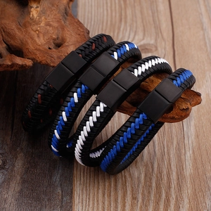 Bracelets tressés en cuir pour hommes et femmes sur bois avec fermoirs magnétiques en métal