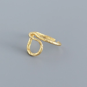 Dettaglio dell'anello in argento S925 dorato con trama martellata e design aperto