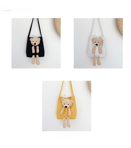 Détail de sacs fourre-tout en toile avec trois mignons ours en peluche 3D de différentes couleurs