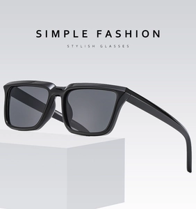 Vue détaillée de lunettes de soleil rectangulaires noires sur un support minimaliste blanc