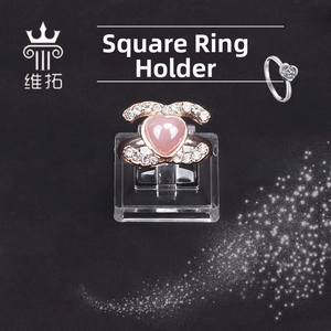 Supporto per anello quadrato oro rosa con gemma a cuore rosa e dettagli in finti diamanti